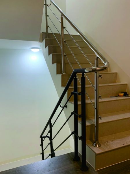 Comparison of primary color polishing and baking paint of stainless steel stair handrail